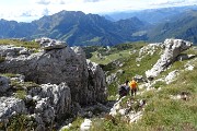 80 Sentiero tra roccioni con vista panoramica